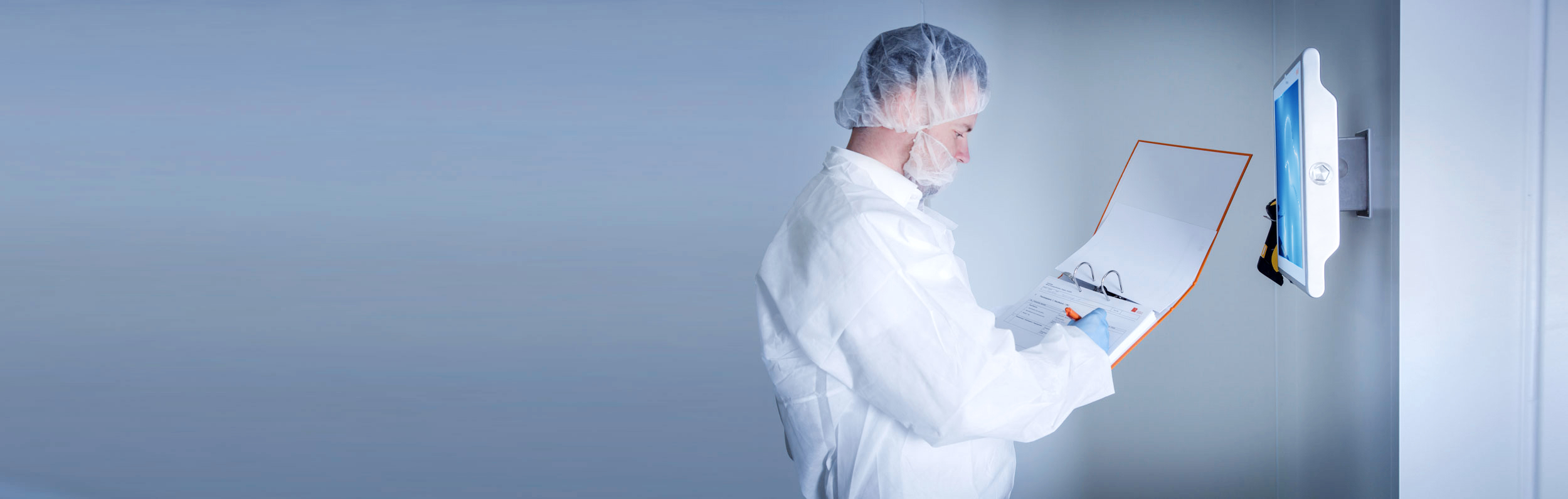 Labormitarbeiter am HMI-System Labormitarbeiter am HMI-System